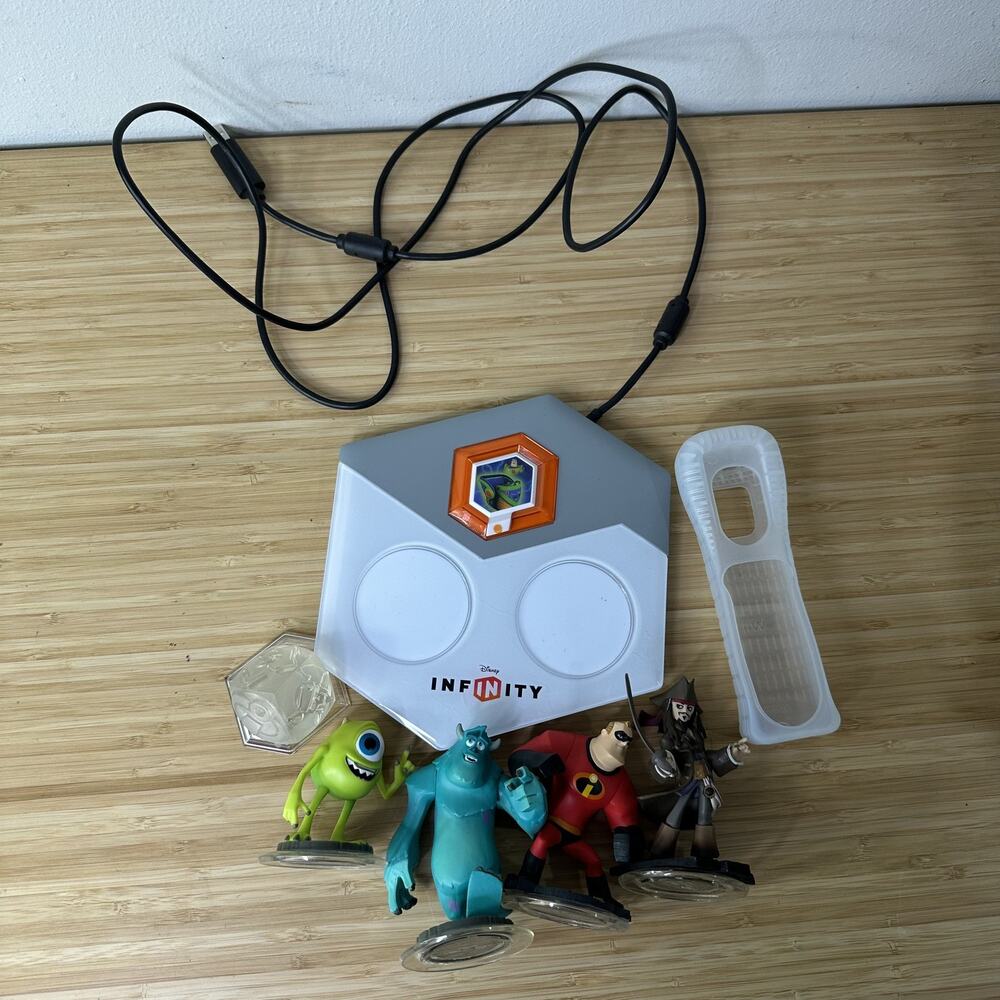 Disney Infinity Base Set USB Portal With 4 Figures‎ Power Discs Wii Game Lot